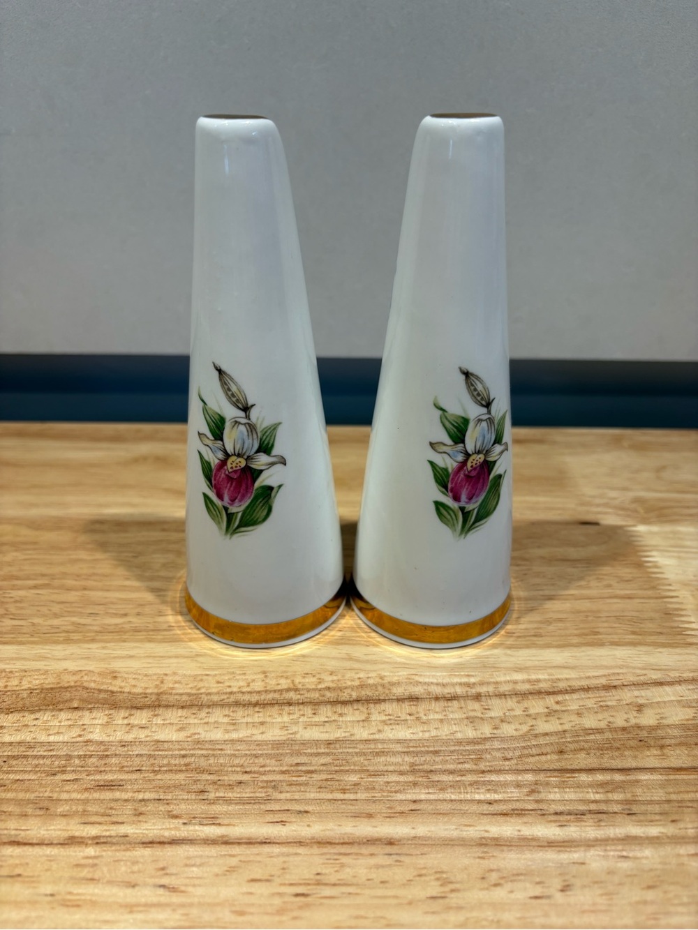 Vintage Sandford Fine Bone China
Prince Edward Island Salt & Pepper Shakers - Picture 7 of 8